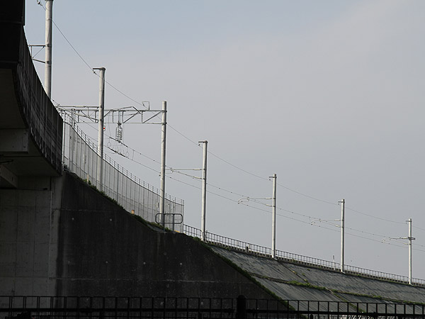 九州新幹線－鹿児島本線 新八代駅構内の新在直通異電圧交交セクション